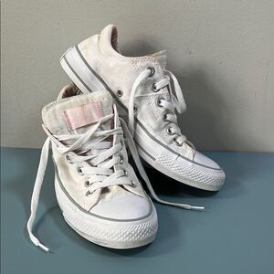 Women's Converse White and Pink Sneakers. With Padded aTongue W8